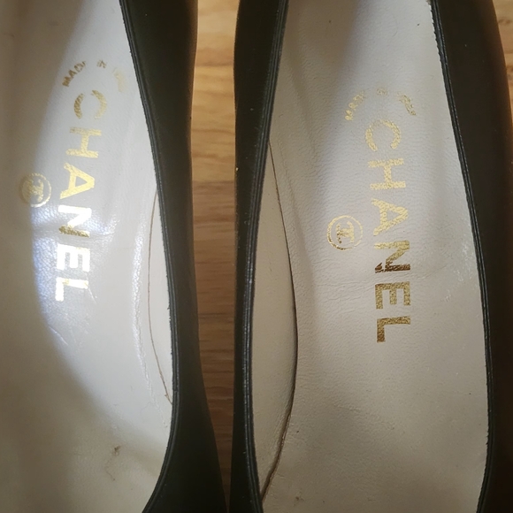 Vintage Chanel Black Leather Vernis Cap Toe Heels - Picture 6 of 7